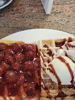 Frische Waffel Mit Vanilleeis Sahne Und Heißer Kirschsoße